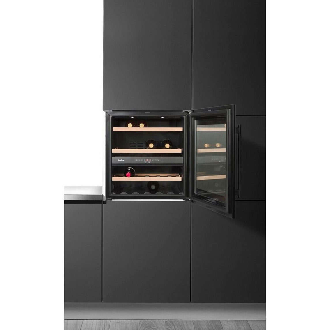 Amica - WK341212S - schwarzer Weinkühl- und Temperierschrank (Innenraumbeleuchtung, UV-Filter, Glastür, LED-Beleuchtung, 2 Temperaturzonen, einbau)